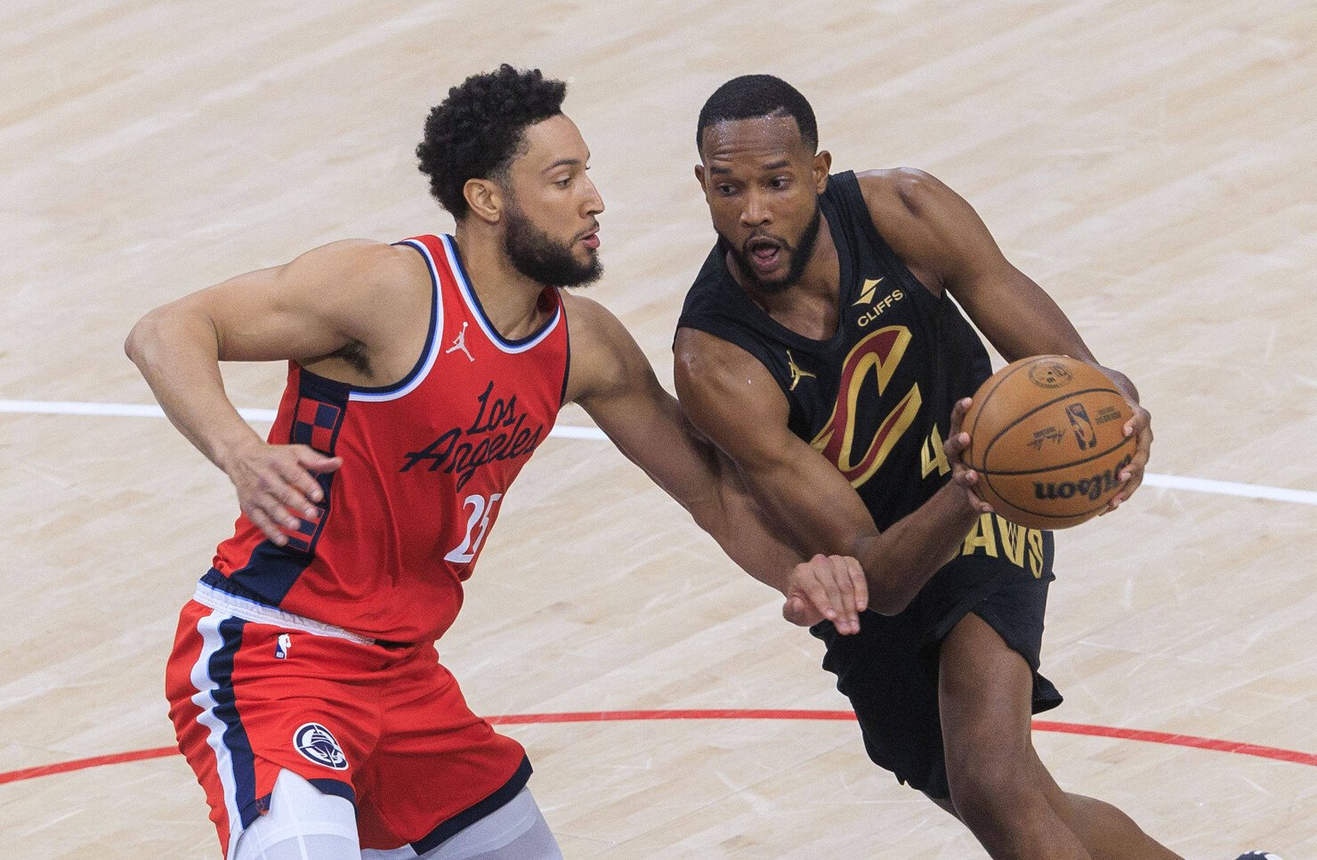 Ben Simmons 25 a Evan Mobley 4