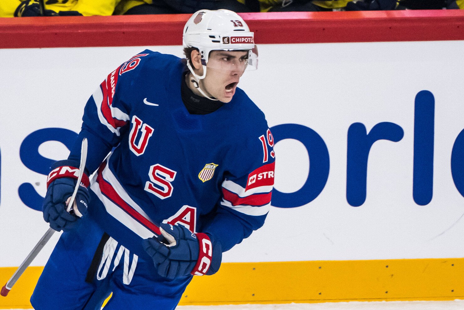 Cutter Gauthier během semifinále MS 2025 mezi Švédskem a USA ve Stockholmu.