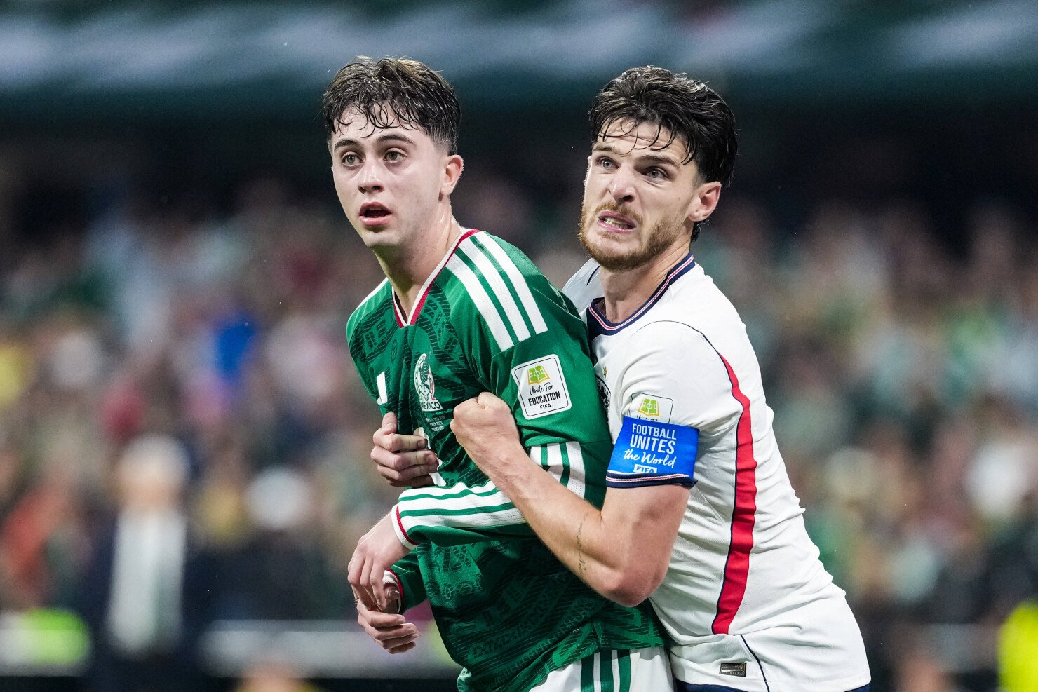 Brian Gutierrez, Mexico (L) a Declan Rice, Anglie (P)