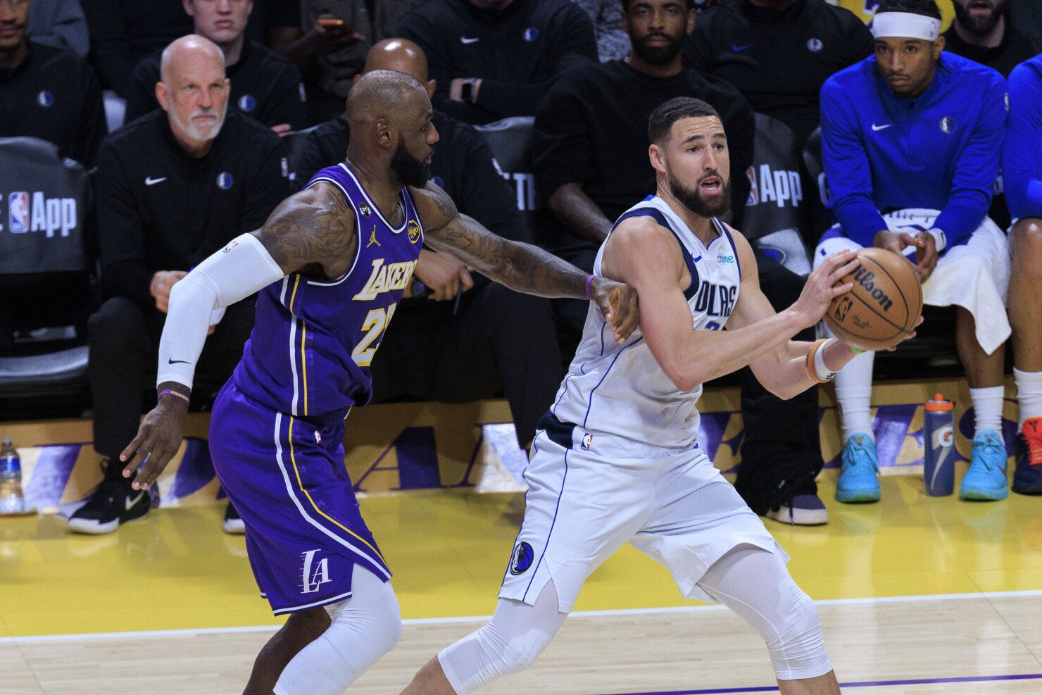 Klay Thompson (31) z týmu Dallas Mavericks přihrává míč, zatímco LeBron James (23) z týmu Los Angeles Lakers brání během zápasu základní části NBA: Basketball Herren, USA. 12. února 2026