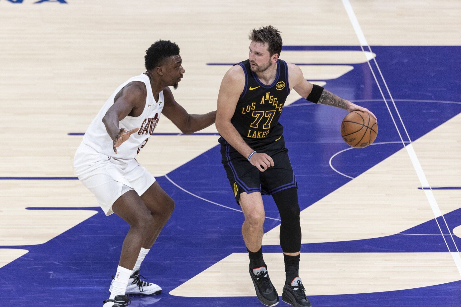 Luka Dončić (77), Los Angeles Lakers, a Thomas Bryant (3), Cleveland Cavaliers