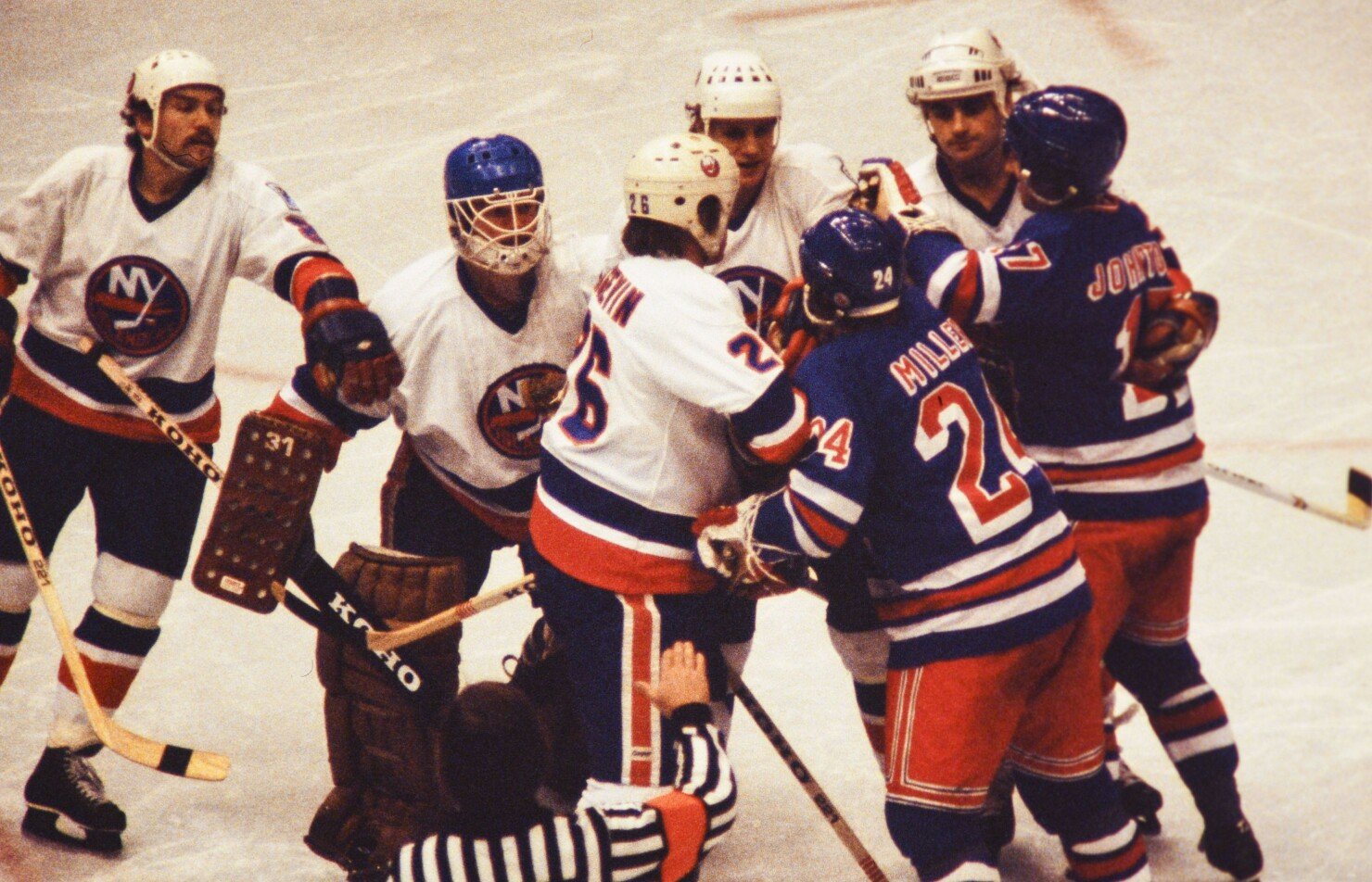 Ze zápasu mezi NY Ranges a NY Islanders v sezóne 1979/80