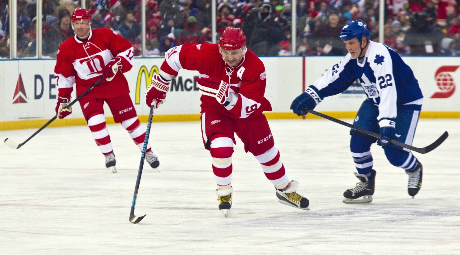 Tiger Williams (22) v exhibičním zápasu proti Detroit Red Wings 31. prosince 2013