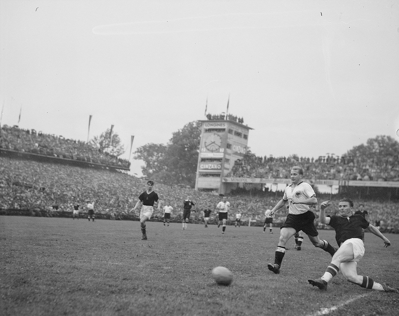 1280px-Fussball-Weltmeisterschaft_1954_(Com_M03-0108-005-0010)