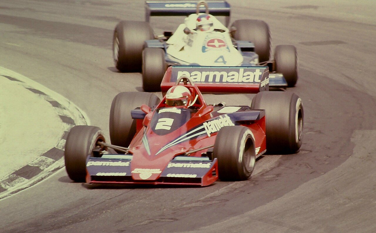 John_Watson_-_Brabham_BT46_leads_Patrick_Depailler_-_Tyrrell_008_round_Druids_at_the_1978_British_Grand_Prix_(50049696083)