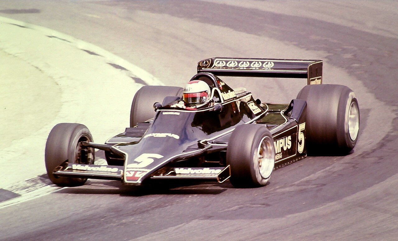 Mario_Andretti_-_Lotus_79_rounds_Druids_at_the_1978_British_Grand_Prix_(50050517982)